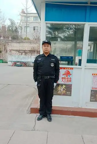 安保人员站岗