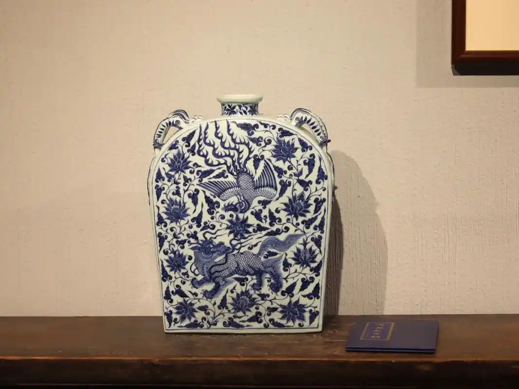 周棋稳亲工复刻元青花麒麟凤纹扁瓶.