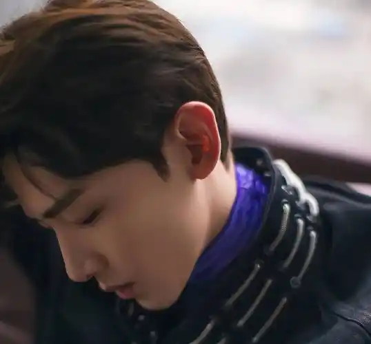 出道便大火,现深陷"春山学"风波,"三无"少年白敬亭遇坎坷_演技_朱振华