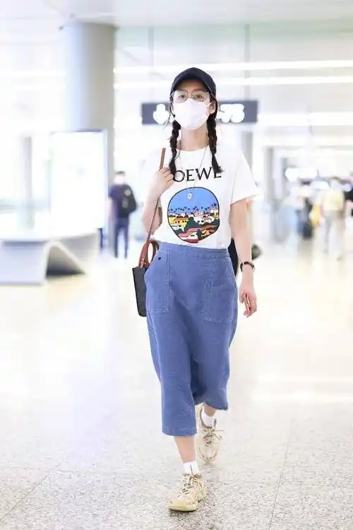 吕一不愧是"氧气型美女",穿一身瑜伽服配白衬衫,也很优雅