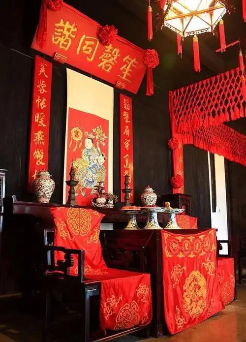 古代新人结婚,拜堂的时候,主持的人都会喊:"一拜天地,二拜高堂……"拜