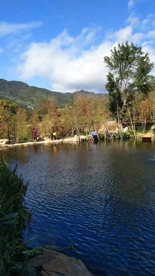 今天是个好日子,姐妹们又相聚在一起,走走看看,到处都是好风景,生活在