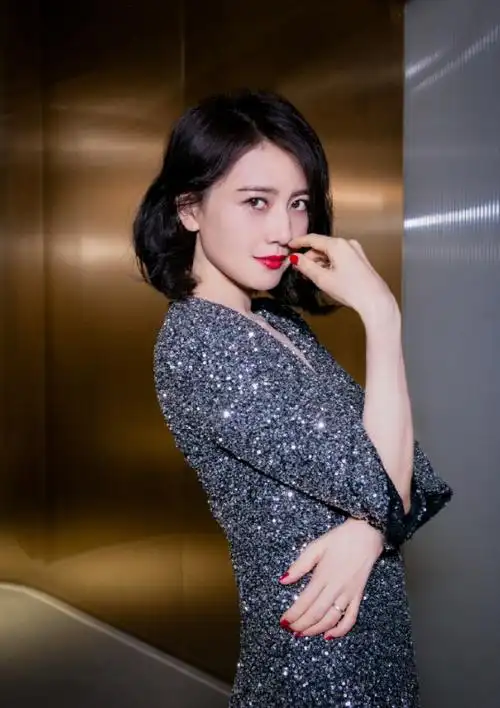 被高圆圆给惊艳了,波波头短发搭配亮片连衣裙优雅大气,超好看
