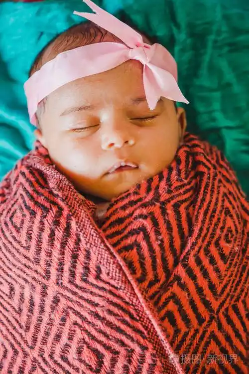 特写肖像的一个美丽的熟睡新生儿.沉睡的亚洲女婴.尼泊尔女婴