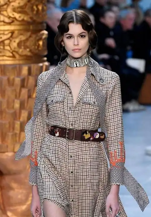 凯雅·杰柏现身走秀,好精致的发型,这个波度太美了