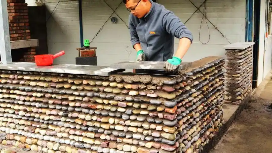 小伙砌上青石板鹅卵石艺术墙大变样气势很足这效果出奇的好