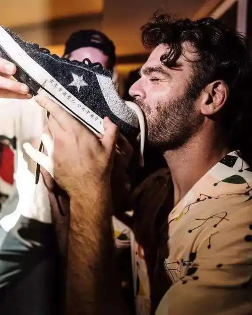 澳帅哥伪装警察接近女性只为找理由闻嗅鞋子难以抗拒女性鞋子的味道