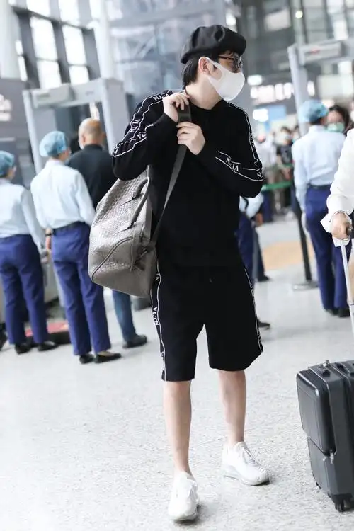 雷佳音戴画家帽 黑色运动装酷劲十足