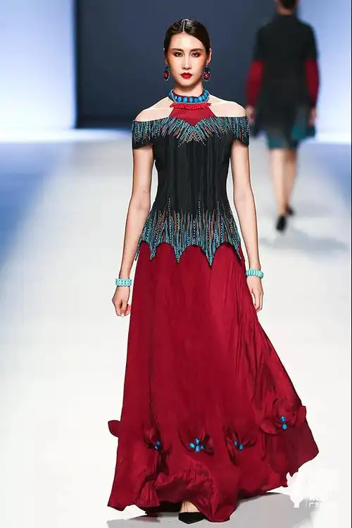 "2019艾德莱斯出天山"绽放于致敬梦想的舞台-服装广东时装周-cfw服装