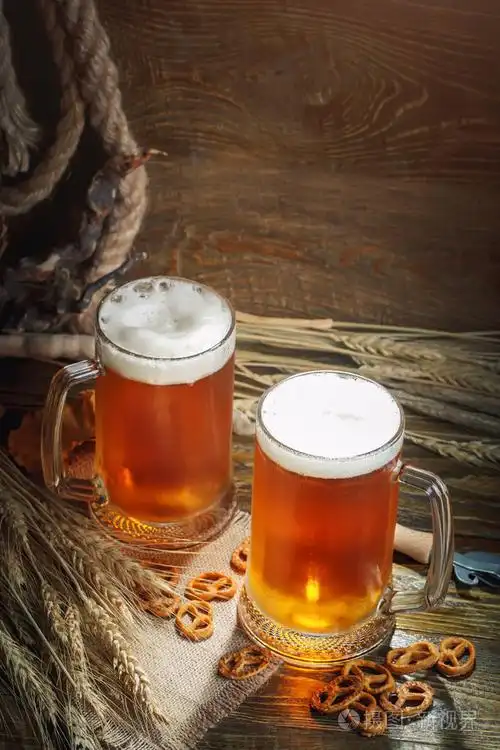 鲜啤酒木制的桌子上的眼镜