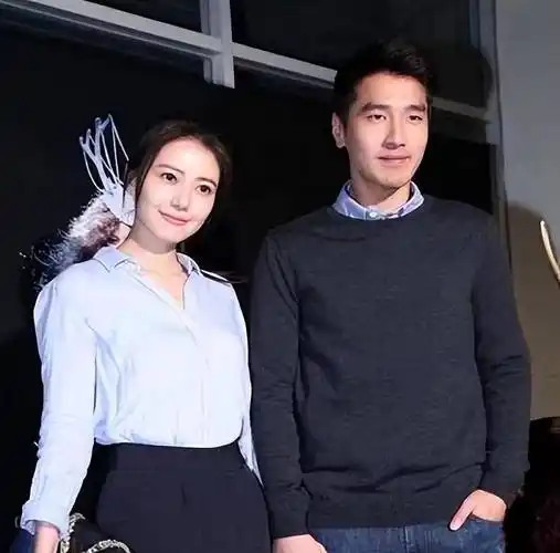 高圆圆赵又廷参加好友婚礼,夫妻俩甜蜜对视,结婚多年宛如热恋期