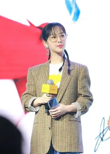 杨紫身穿格纹西装调配上金边眼镜复古又文艺潮范儿十足