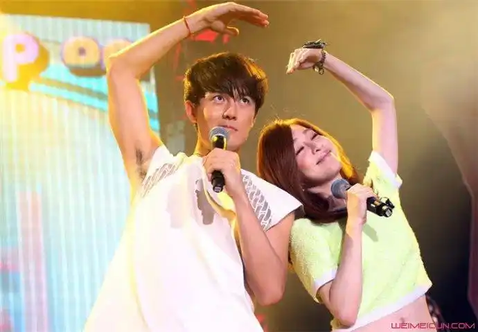 吴克群王心凌什么关系 吴克群单膝跪地爱意满满羡煞旁人