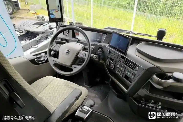 与其他车型一样,采用了全液晶仪表盘,触摸多媒体屏幕组成的多媒体内饰