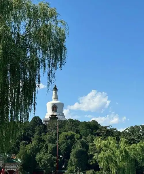 北海公园 "海面倒映着美丽的白塔"