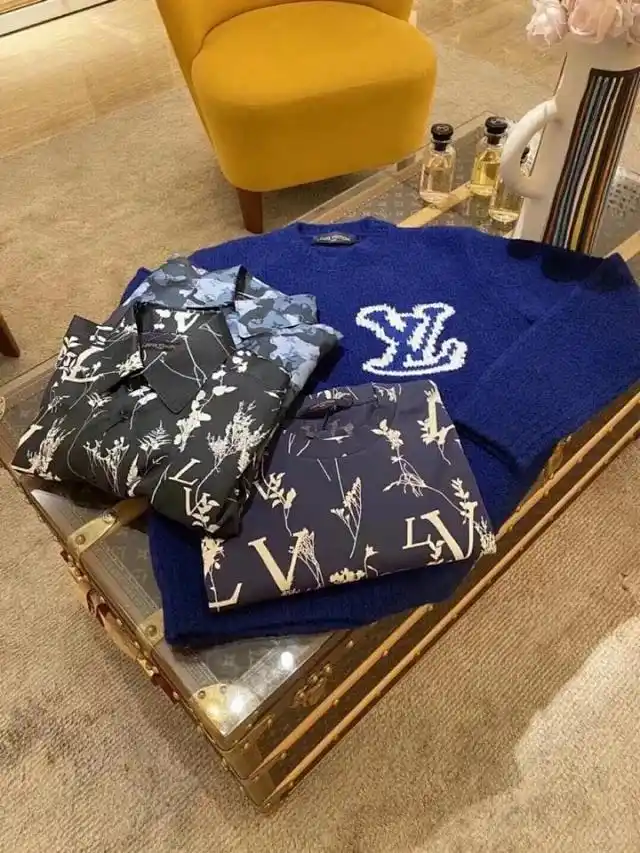 多的实地考察lv"louisvuitton"终于醒目不过一切的推出满身logo的衬衫