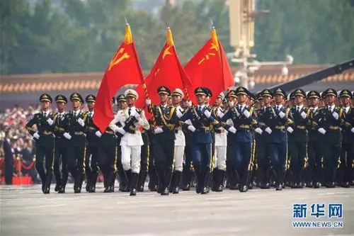 仪仗方队首次同时高擎党旗国旗军旗国庆受阅