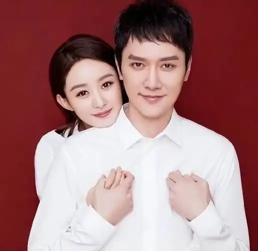 赵丽颖首晒与儿子合照想想抱妈妈脖子踢腿母子俩感情好性格像