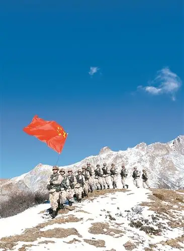 春节期间,西藏山南军分区某边防团组织官兵到海拔5300多米的执勤点位
