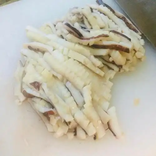 韭菜炒鱿鱼,鲜香味美,简单家常