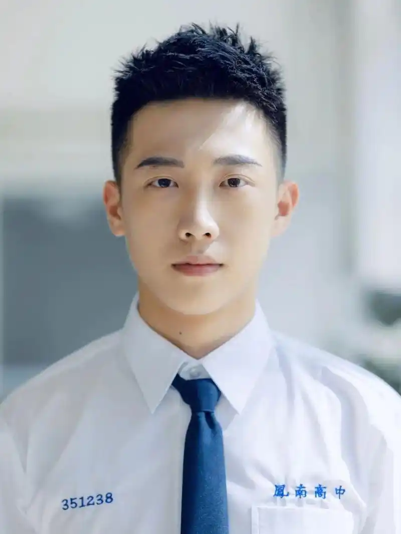 圆脸的男生留4cm飞机头好帅