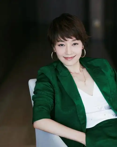 马伊琍气质上了新高度墨绿西装搭真丝衣时髦优雅看不出年龄感