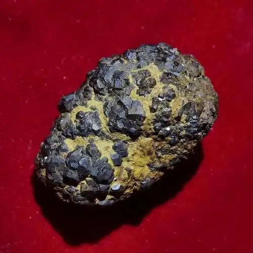 这块黑金刚陨石,陨石表面布满细小的黑色方晶,这种晶体熔融了黄色泥垢