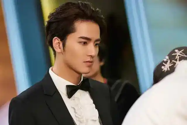 演员何泓姗吴希泽恋情曝光被拍十指紧扣甜蜜同游疑因戏生情