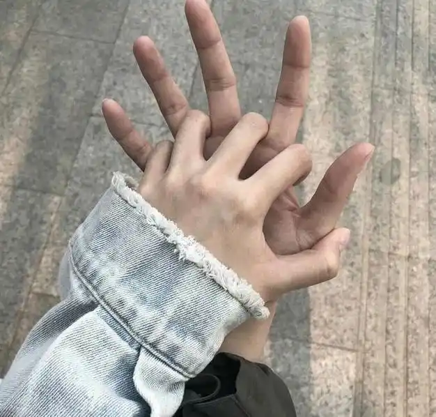 最近牵手拍照火了甜到发腻好看的手有了对象评论区领