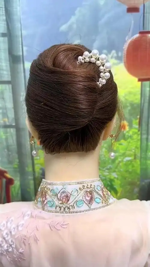 穿裙子出门上班发型这样扎