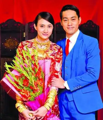 【图】陈国坤老婆图片显婚后甜蜜 宝宝吐舌头父亲超疼爱