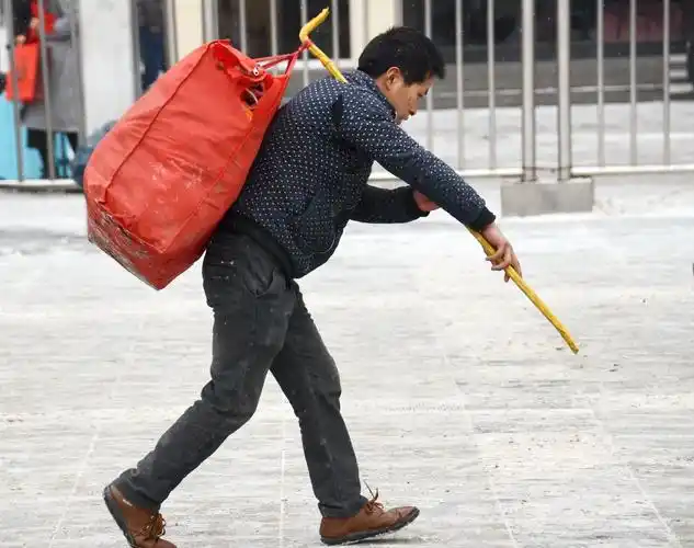 春运纪实  作品描述: 2016年1月31日春运,郑州火车站广场身背包袱