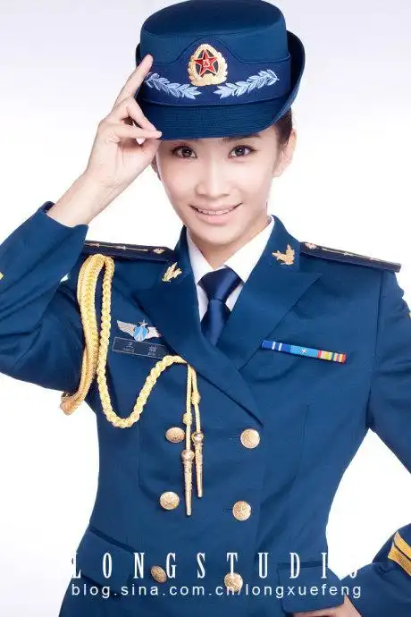 最美空军女兵王喆----夏末的茉莉