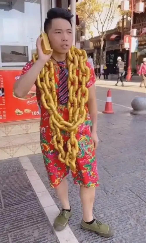 重庆小陈穿西装打领带脖子挂大金链子扮演土豪让人哭笑不得