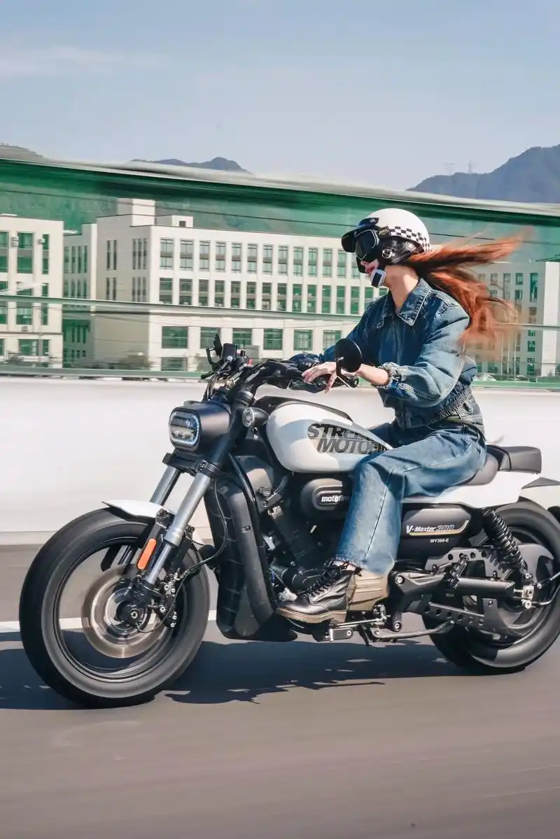 骑摩托车,到底是一种什么样的感觉?烈日会照在身上,狂风会吹在 - 抖音