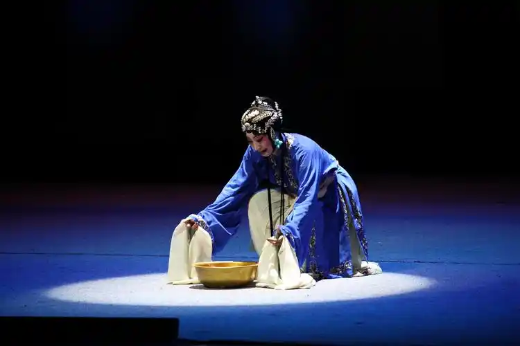 标题:川剧『马前泼水』