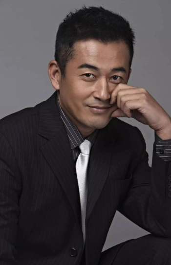 一个60后一个80后,相差15岁认识3天就闪婚,老来得子被网友骂惨