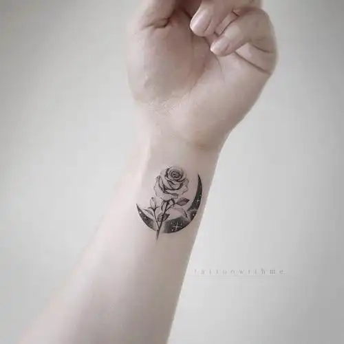 手腕月亮玫瑰纹身图案