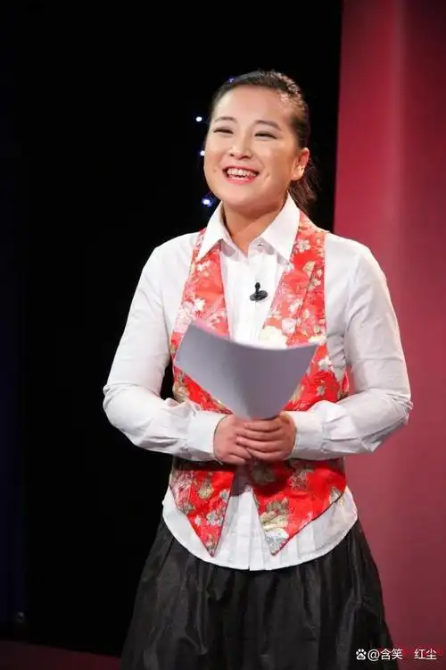 在最近的一次公开露面中,著名喜剧演员贾玲成为了公众和媒体关注的