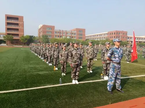 二班学生站军姿