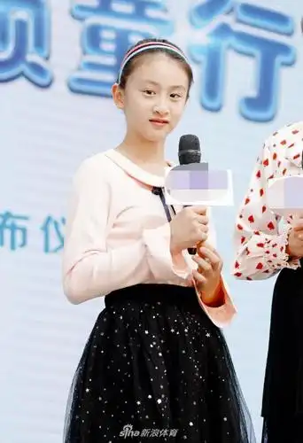 田亮女儿森碟现身活动