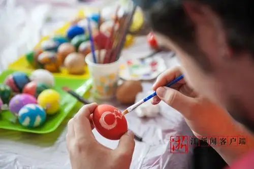 老外在蛋壳上画上自己国家的国旗图案.