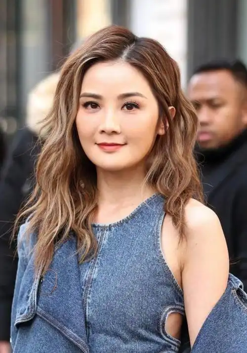 美得让人猜不出真实年纪|减龄|发型|牛仔|穿搭|模特|阿sa|蔡卓妍|粤语