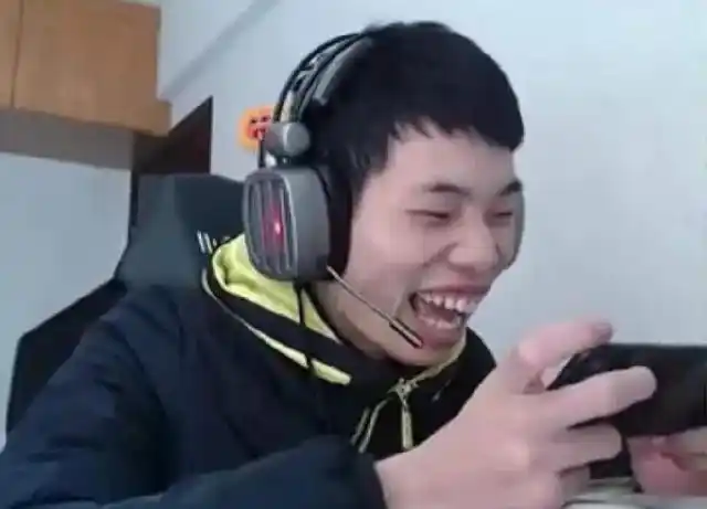 和平精英主播鲨鱼因未上战神直播剃光头新造型让水友笑疯了