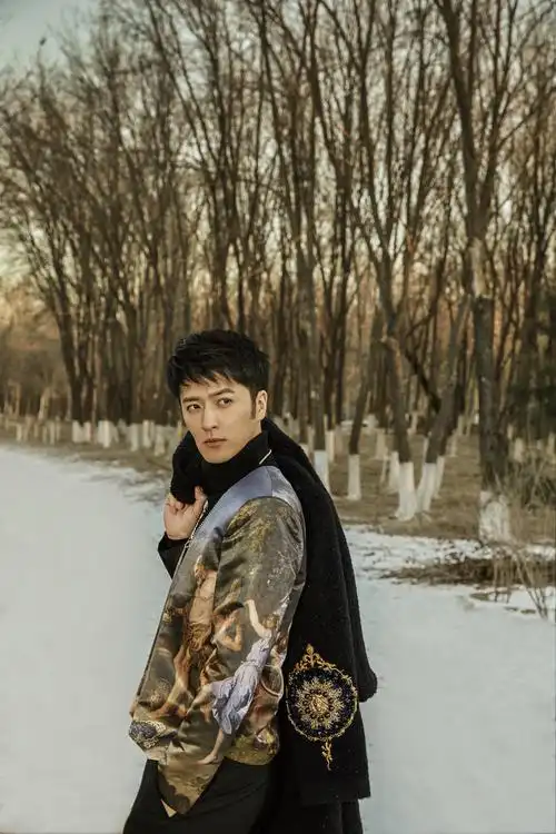 姚奕辰全新冬日写真曝光西式复古风尽显雅绅格调