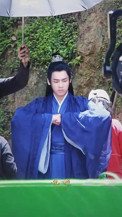 李易峰陈钰琪 镜双城路透图