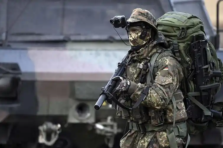 特种部队配备了微声冲锋枪,夜视仪等先进单兵装备.