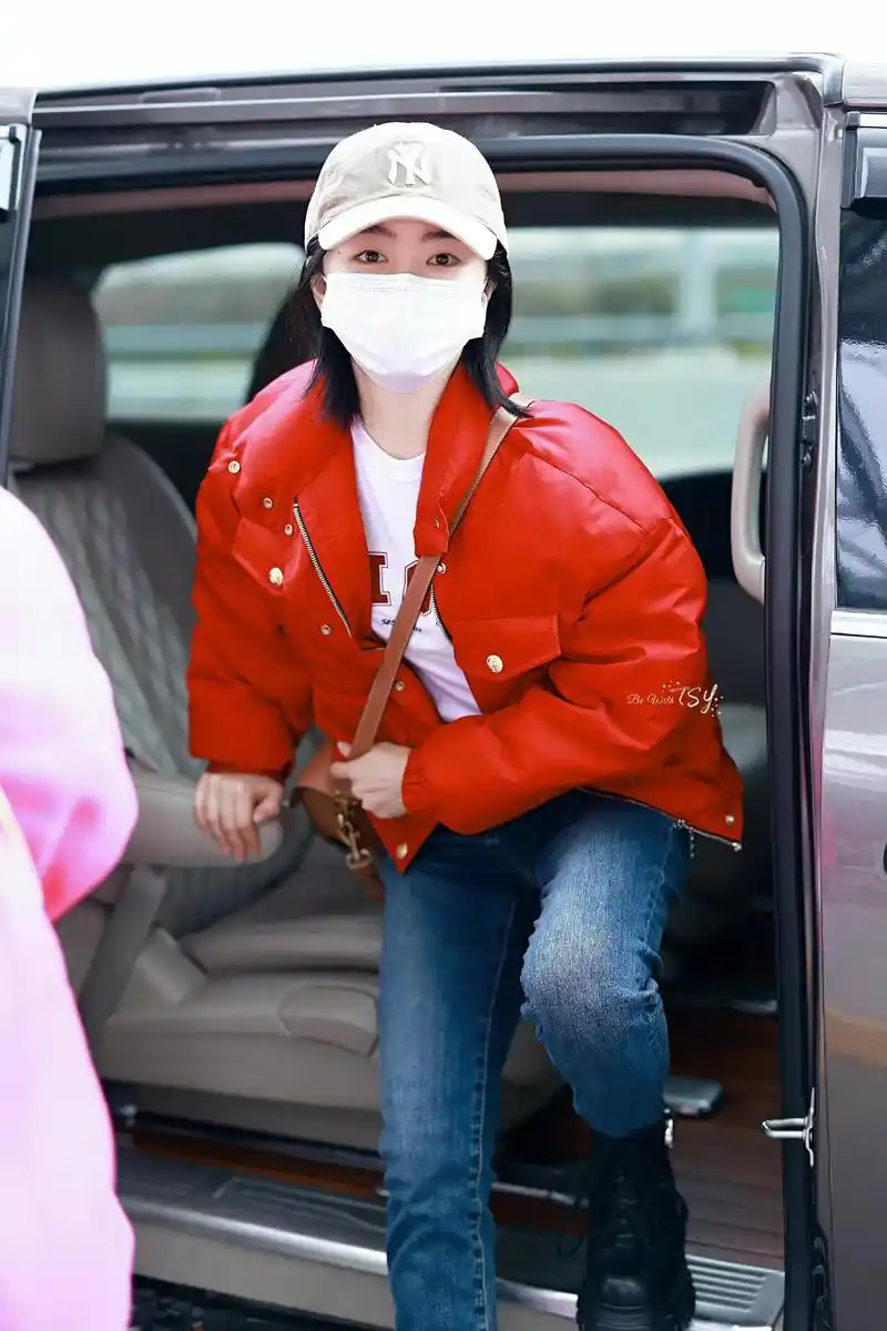 谭松韵现身机场,红色面包服搭牛仔裤,简约时尚又保暖!