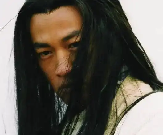 倒霉的何润东,演主角总是碰到大帅哥男配,活生生被比成古装丑男