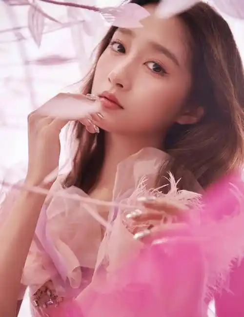 26岁关晓彤,开始展现成熟韵味了!